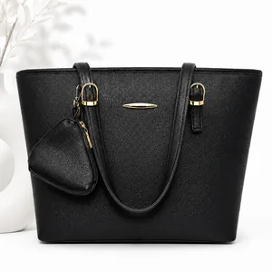 کیف دوشی و دستی زنانه مشکی مدل کلاسیک با بندهای سگک‌دار و یراق آلات طلایی و کیف کوچک همراه