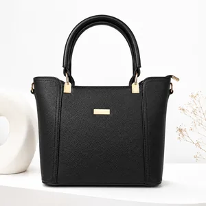 کیف دوشی و دستی زنانه مشکی مجلسی و روزمره مدل مربعی کلاسیک با یراق طلایی