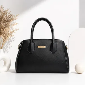 کیف دوشی و دستی زنانه طرح کلاسیک ذوزنقه‌ای چرم مشکی با اکسسوری طلایی